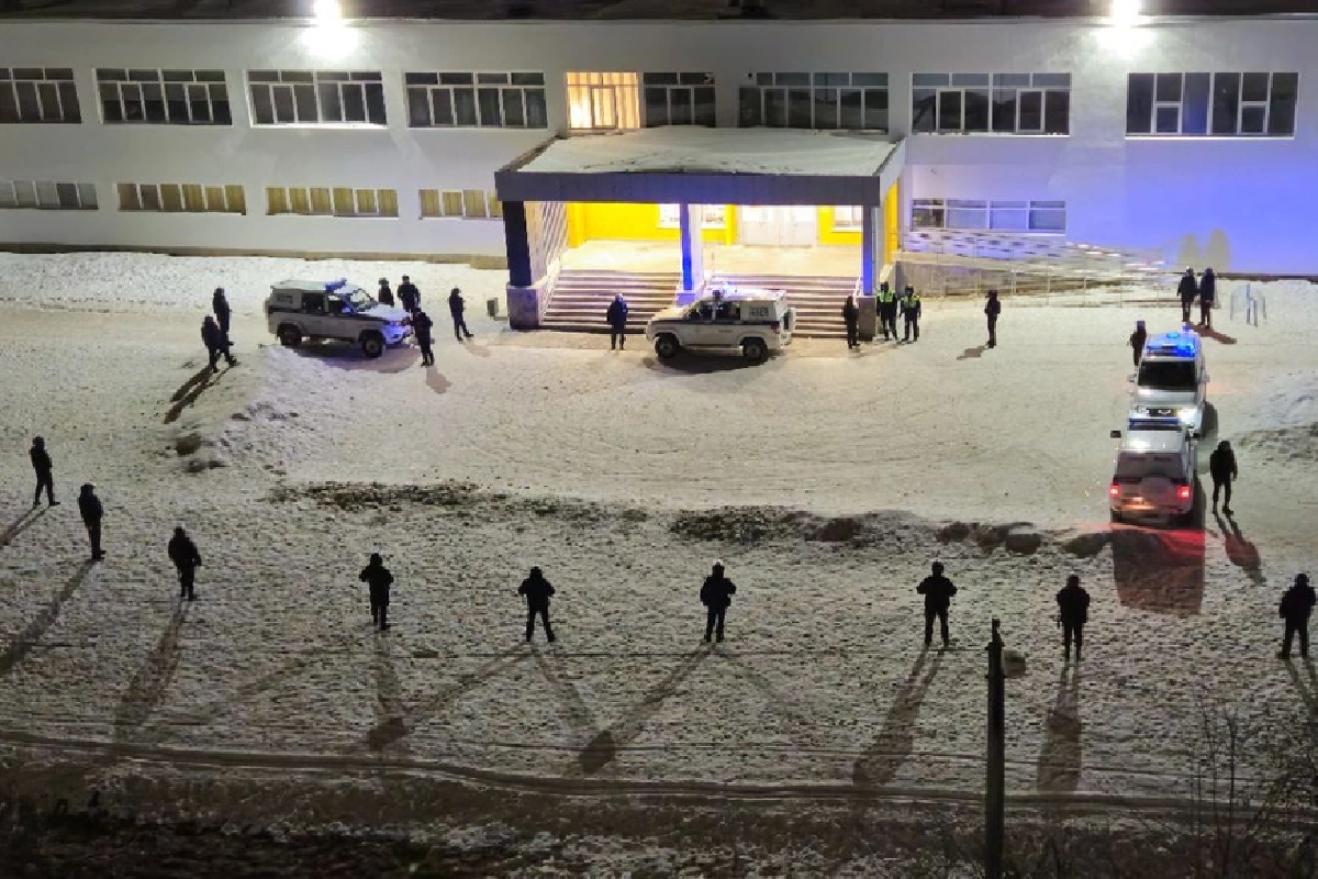В Екатеринбурге десять полицейских  машин окружили школу №63