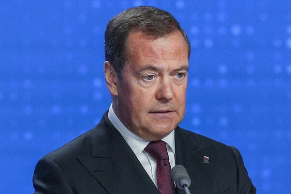 Медведев заявил о необходимости понизить уровень дипотношений со странами ЕС