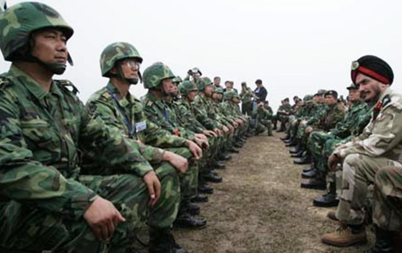 Индия стянула к границе с Китаем еще 10 тысяч военных