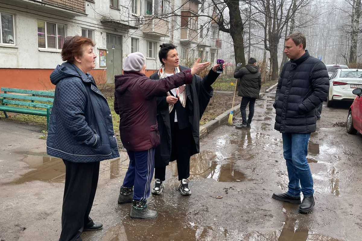 Анна Кротова осмотрела несколько дворов многоквартирных домов в Лобне