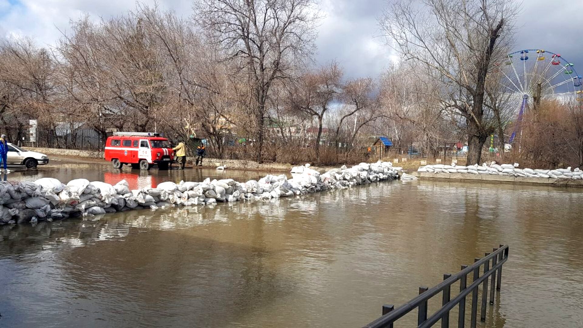 Алтайские спасатели выставили против Большой воды мешки с песком и  водоналивные дамбы