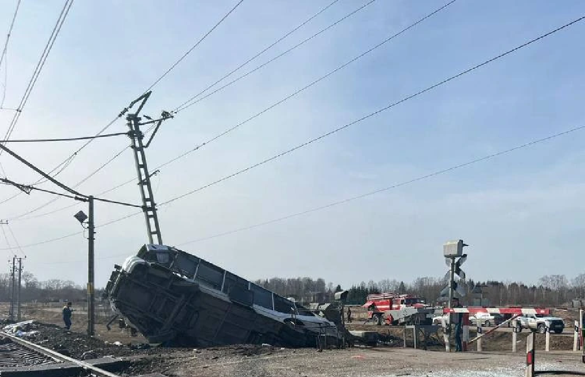 Просто вдрызг: Диспетчер переезда был не в состоянии поднять шлагбаум.  Подробности страшного ДТП под Ярославлем