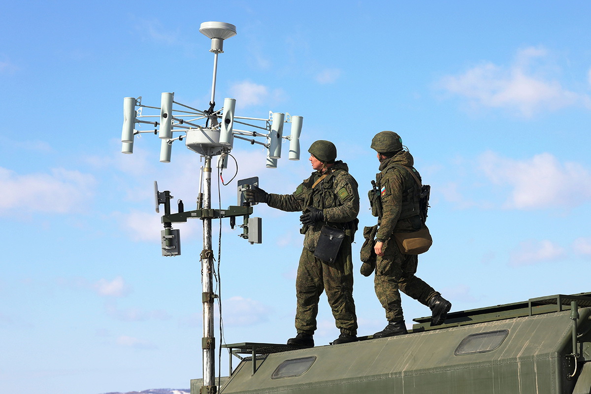 Самолеты НАТО не взлетали, военные корабли стояли в портах: над Прибалтикой  больше двух суток не работала спутниковая связь. Что сделала Россия?