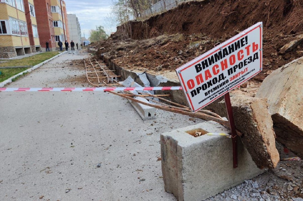 В Свердловской области бетонная стена расплющила припаркованную машину в «блин» толщиной 50 см
