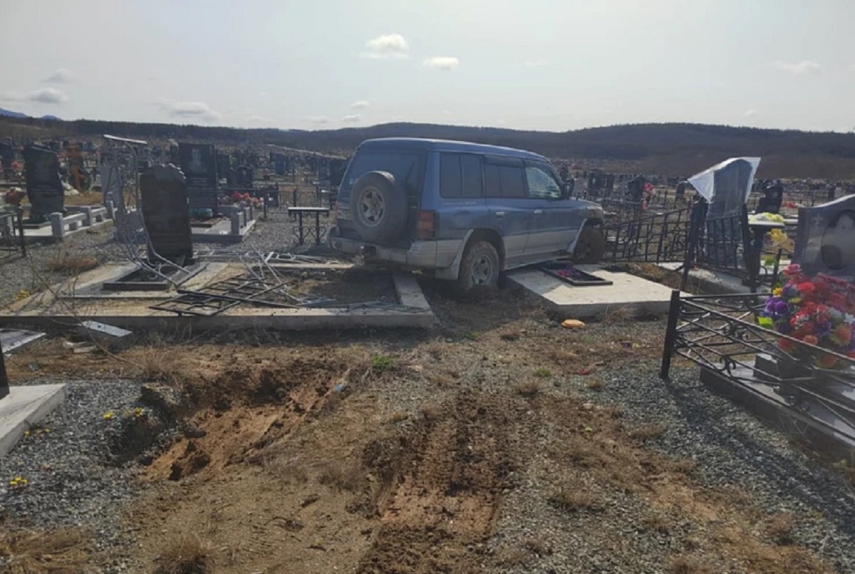 В Южно-Сахалинске джип снес памятники на кладбище и проехал по могилам, неадекватный водитель был пьян