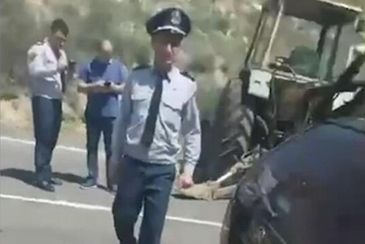В Армении протестующие перекрыли тракторами трассу, ведущую в Иран