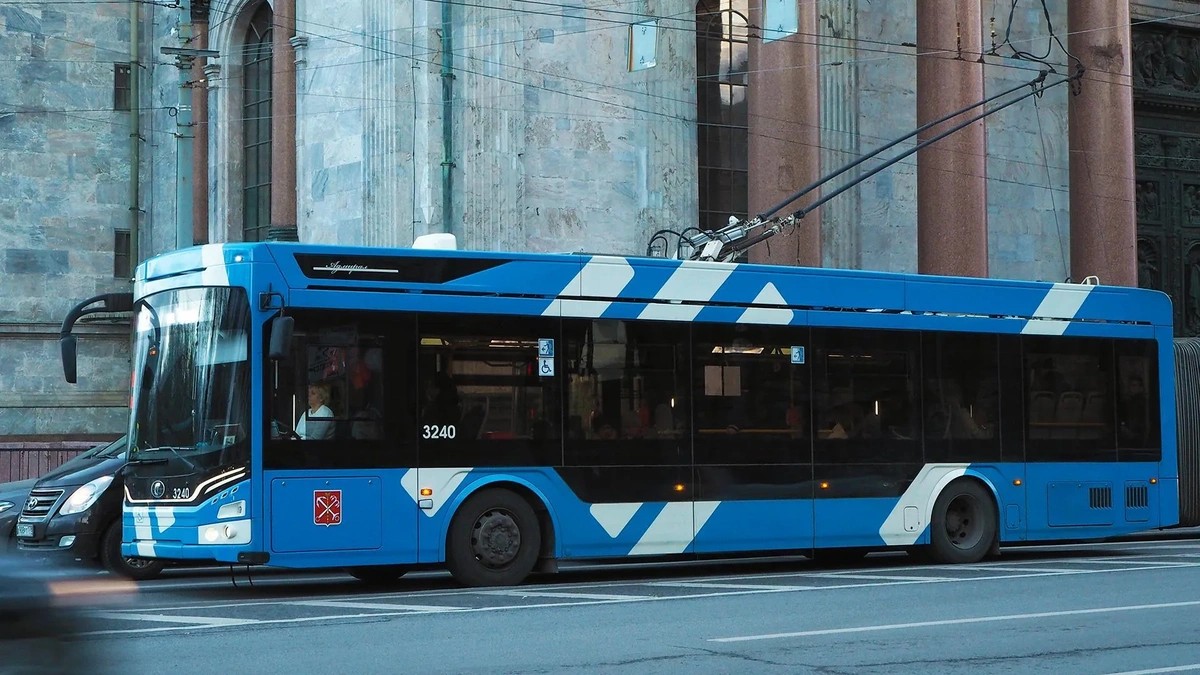 В Санкт-Петербурге мужчина попал под колёса троллейбуса и погиб