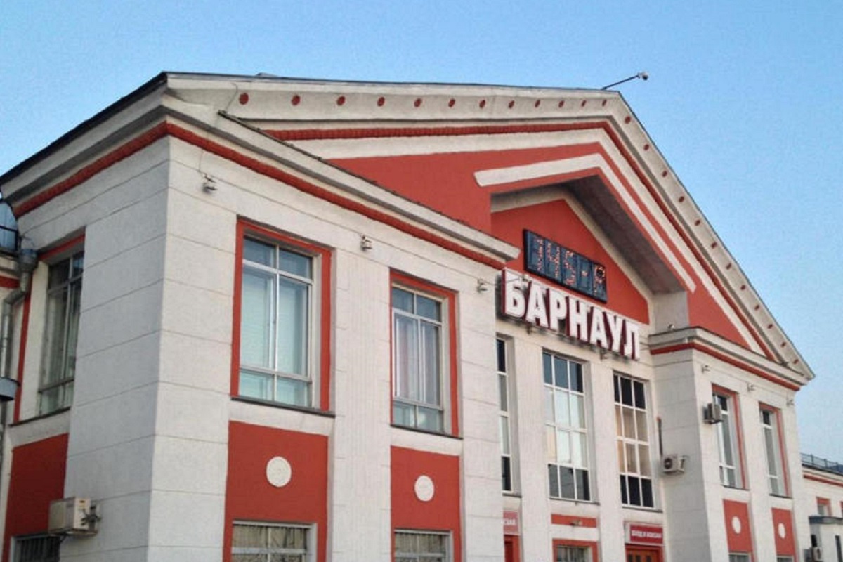 В Барнауле мужчина сбросил 2-летнюю дочь из окна здания вокзала и попытался убежать с места преступления