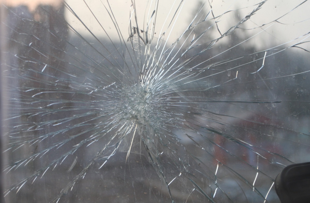 Агрессивный барнаулец разбил стекло в общественном транспорте