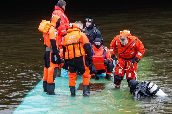 Спасатели завершили работы у упавшего в реку автобуса в Петербурге