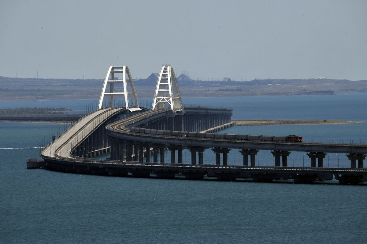 На Крымском мосту временно перекрыто движение автотранспорта