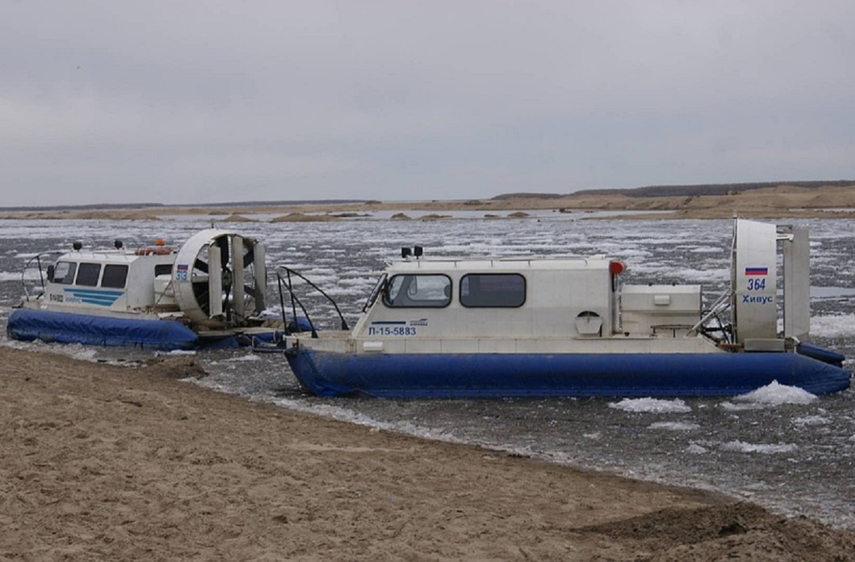 В Якутии на реке столкнулись два хивуса, есть один пострадавший пассажир