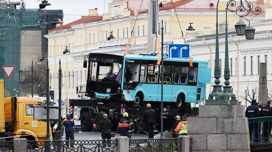 В Петербурге по факту падения автобуса в Мойку возбуждено еще одно уголовное дело