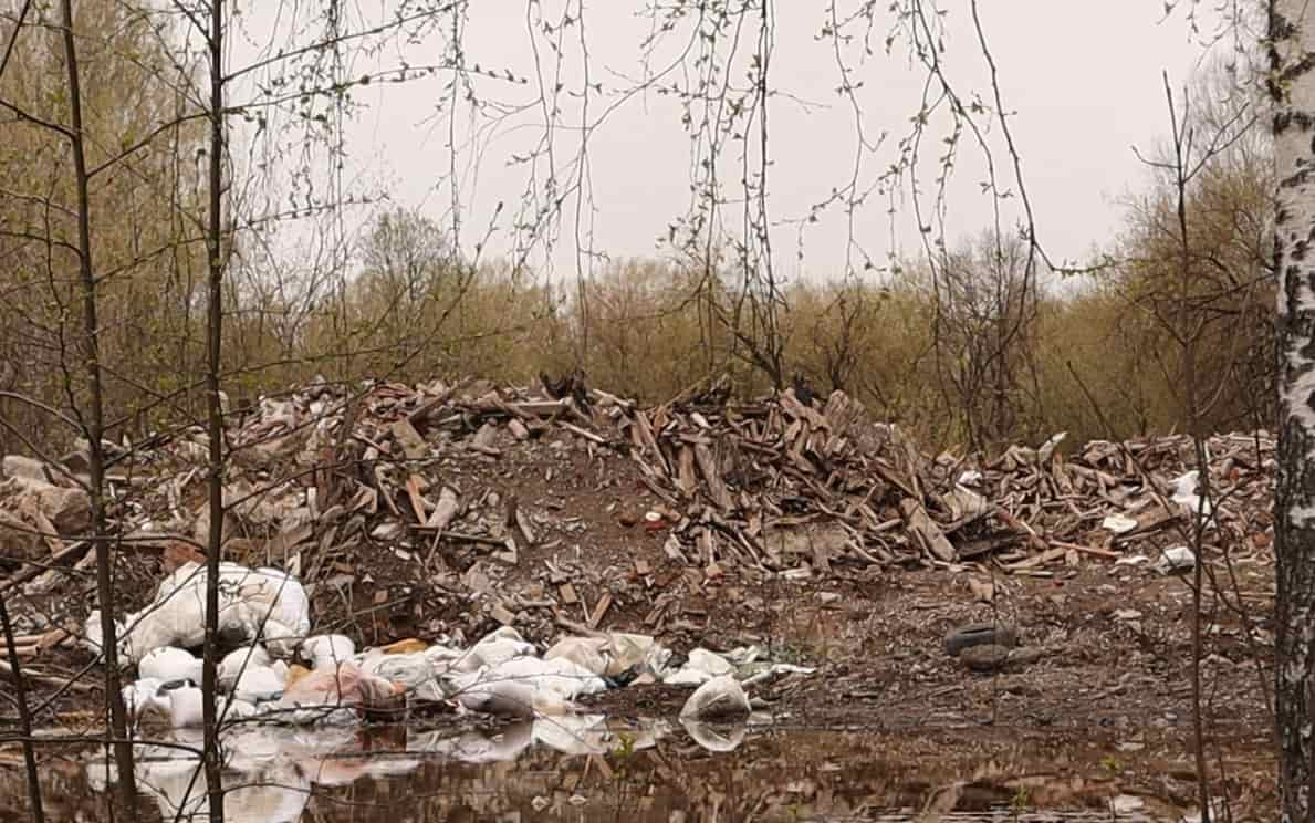 Территорию бывшего авиационного училища в Кирове завалили мусором