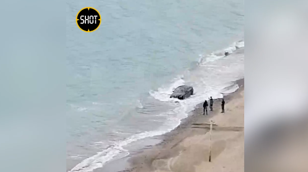 Пьяные туристы на Кубани утопили в море BMW ради красивых снимков