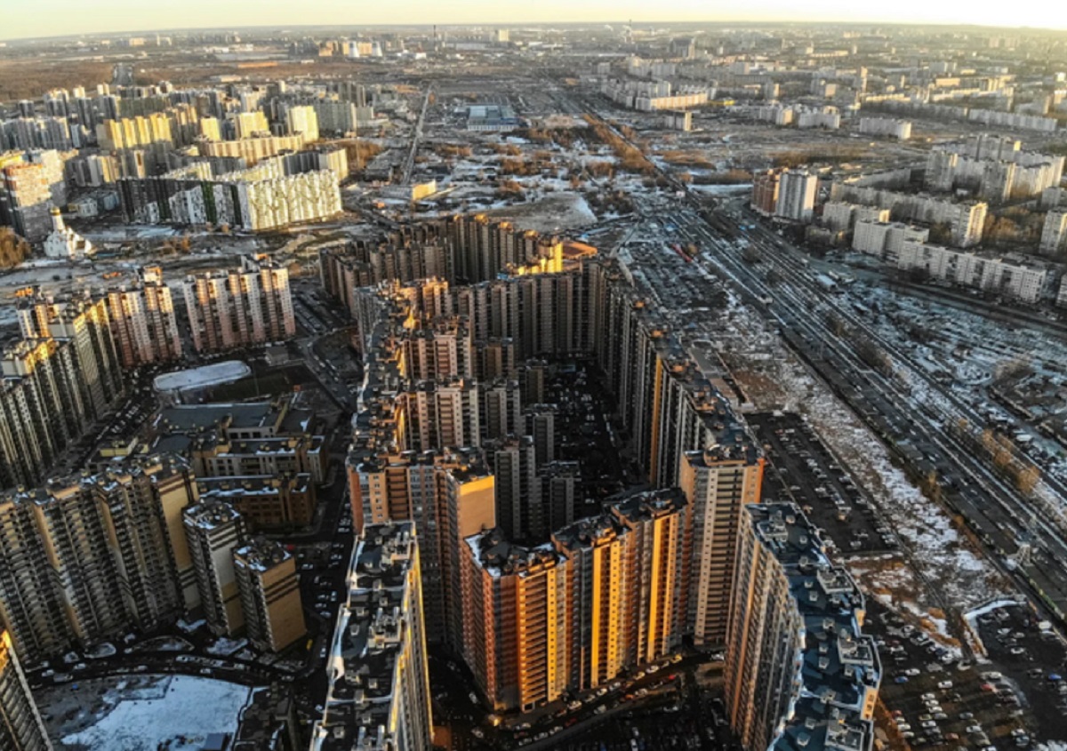 Жизнь без света и больше 4 тысяч квартир: Где находится самый большой дом в России?