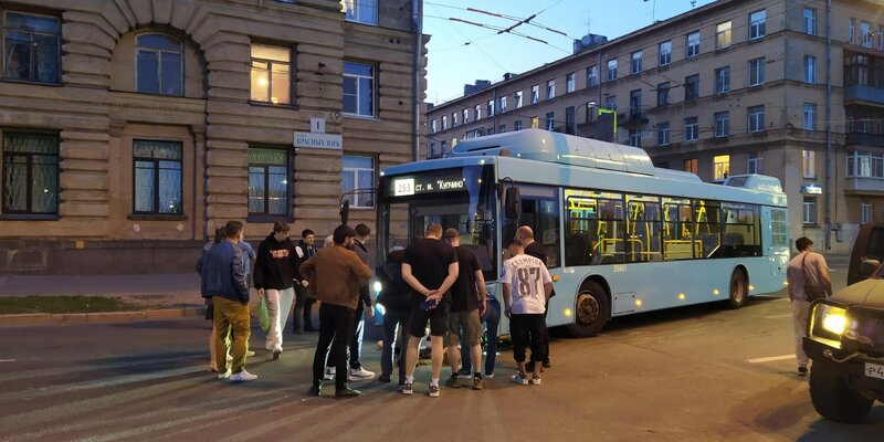 В Петербурге девушка на самокате тяжело травмирована, оказавшись под автобусом после столкновения с ним