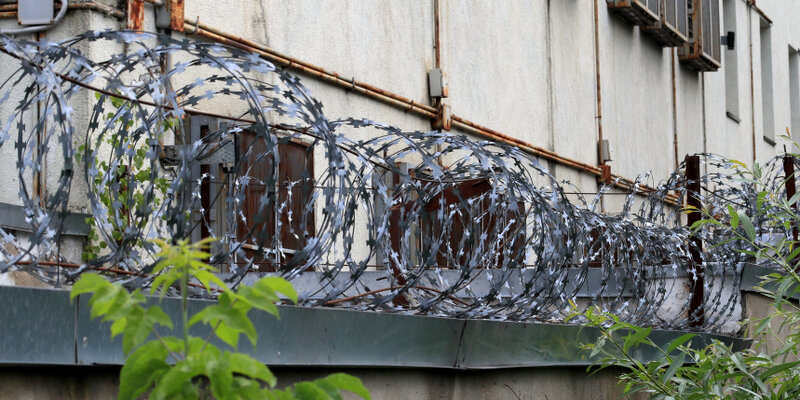 В Новокузнецке силовики задержали на улице сбежавшего из следственного изолятора заключенного