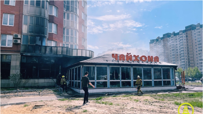 В Петербурге сгорел ресторан на Богатырском проспекте