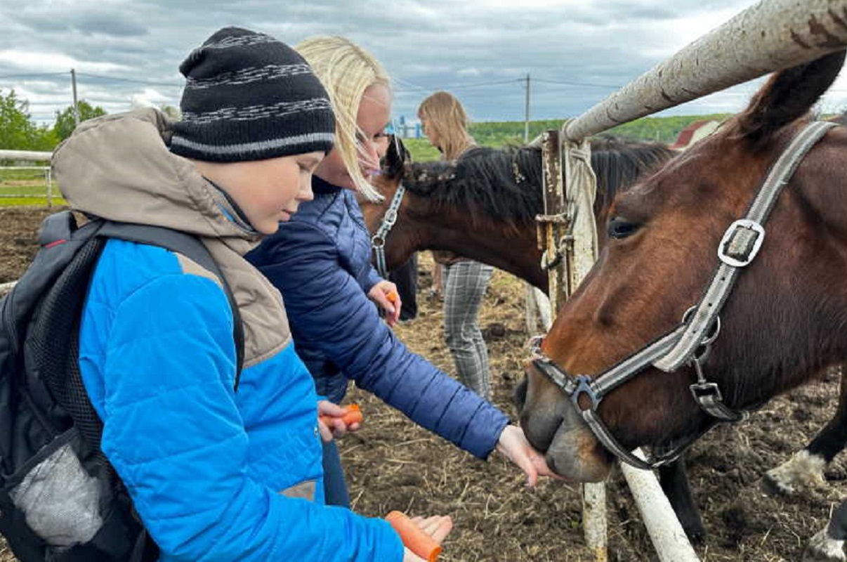 В Мордовии семьям ветеранов СВО устроили поездку в конный клуб