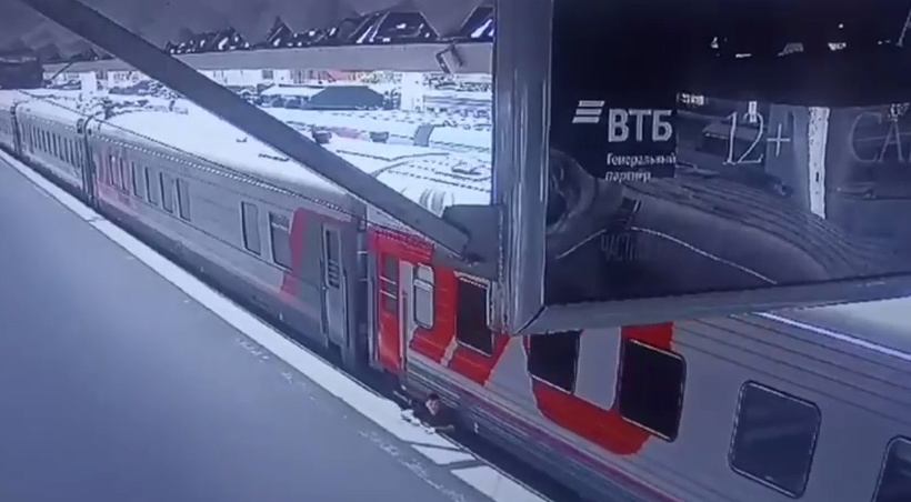 На Московском вокзале Петербурга движущийся поезд протащил за собой несколько метров упавшего с перрона мужчину