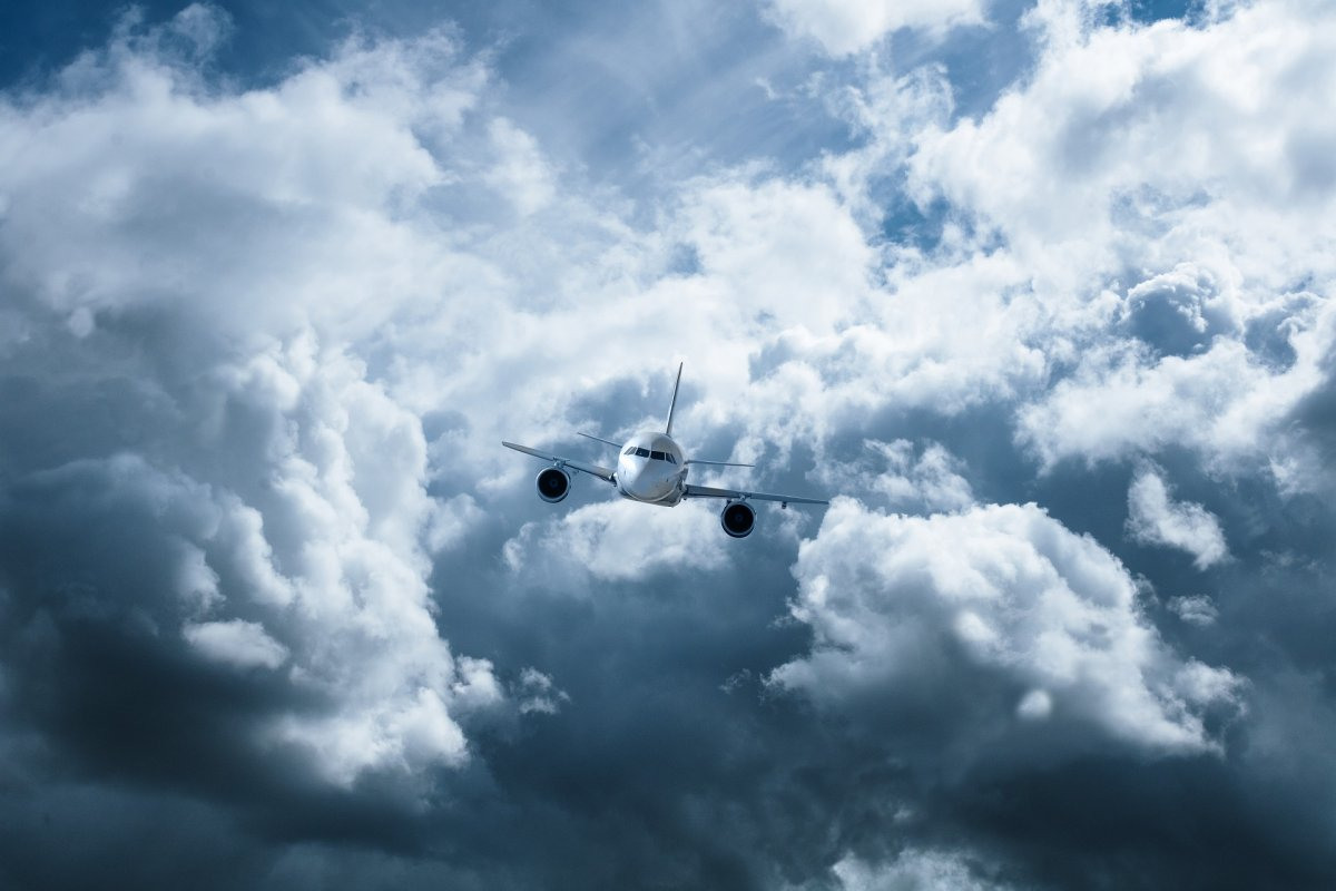 Трагедия в небе: более 70 человек пострадали на борту самолета из-за турбулентности