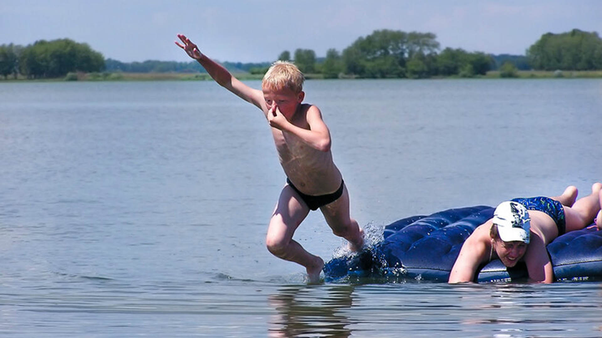 В Новосибирской области законодательно запретят детям до 14 лет купаться в водоемах без присмотра взрослых