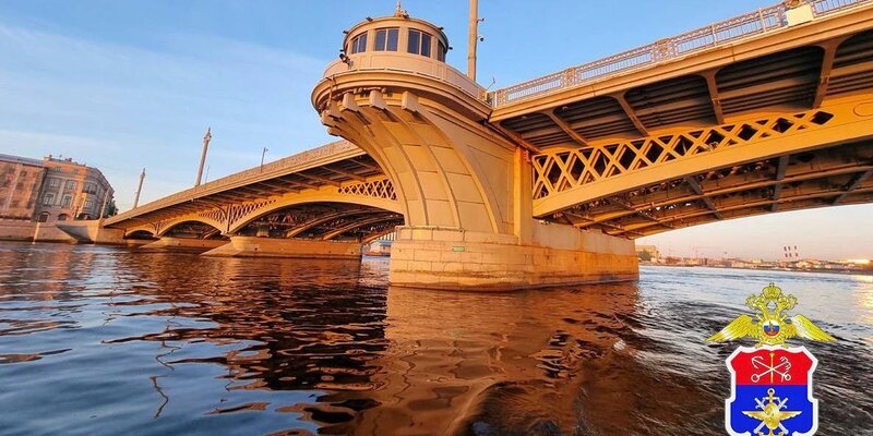 В Санкт-Петербурге прогулочный теплоход врезался в опору моста после столкновения с другим судном