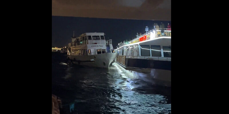 На Неве в Петербурге во время ночной прогулки столкнулись два туристических судна с пассажирами на борту