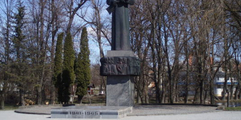 Жителя Латвии привлекли к уголовной ответственности за цветы, принесенные к снесенному памятнику