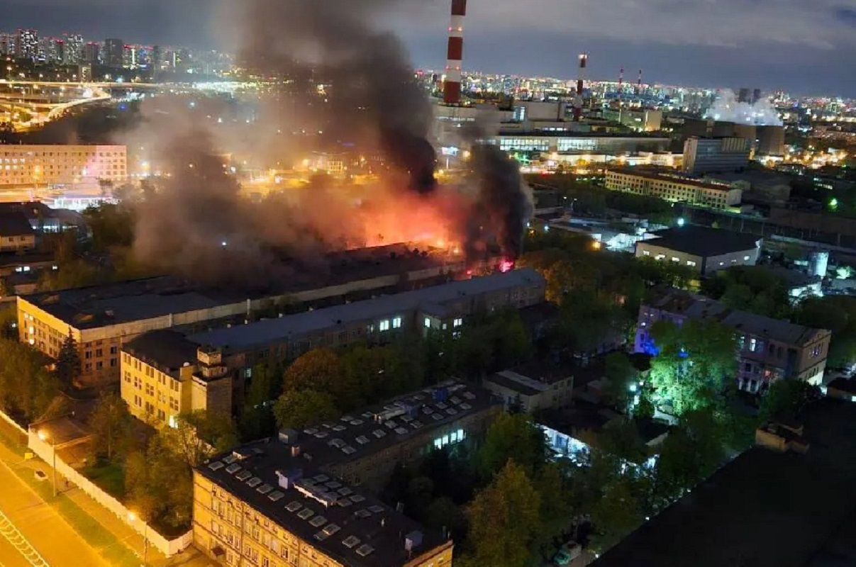 Владельцы производственного цеха строительной фирмы в Москве уверены, что  здание сожгли конкуренты