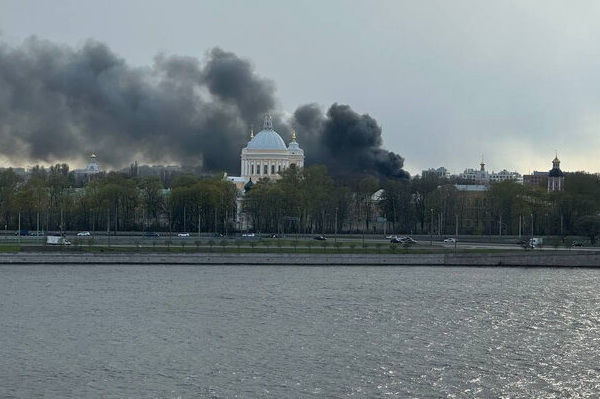 В Центре Петербурга загорелся склад