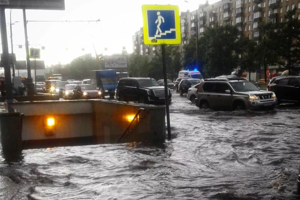 Такой силы дождя еще не было». На Москву надвигается «тропический  мегаливень». Что ждет