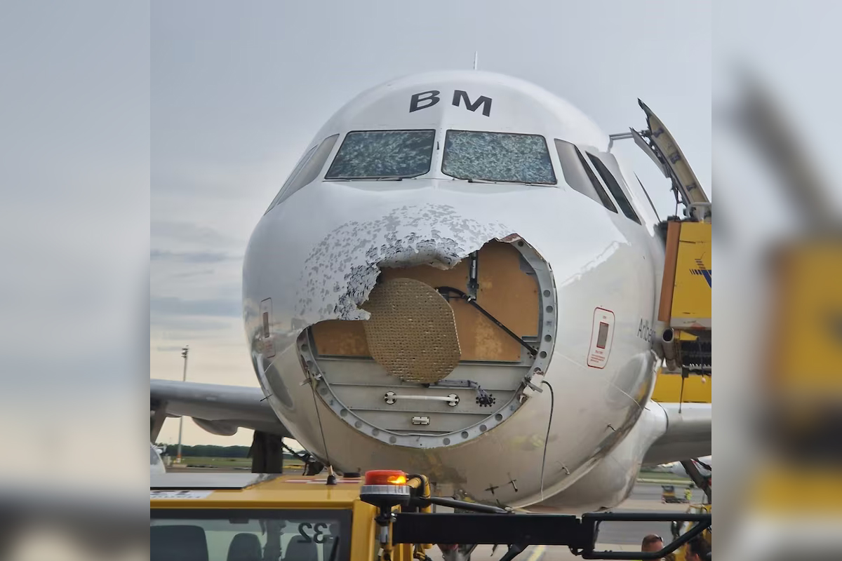 Heavy hail damaged an airplane on landing in Austria - RuNews24.ru - 10 ...