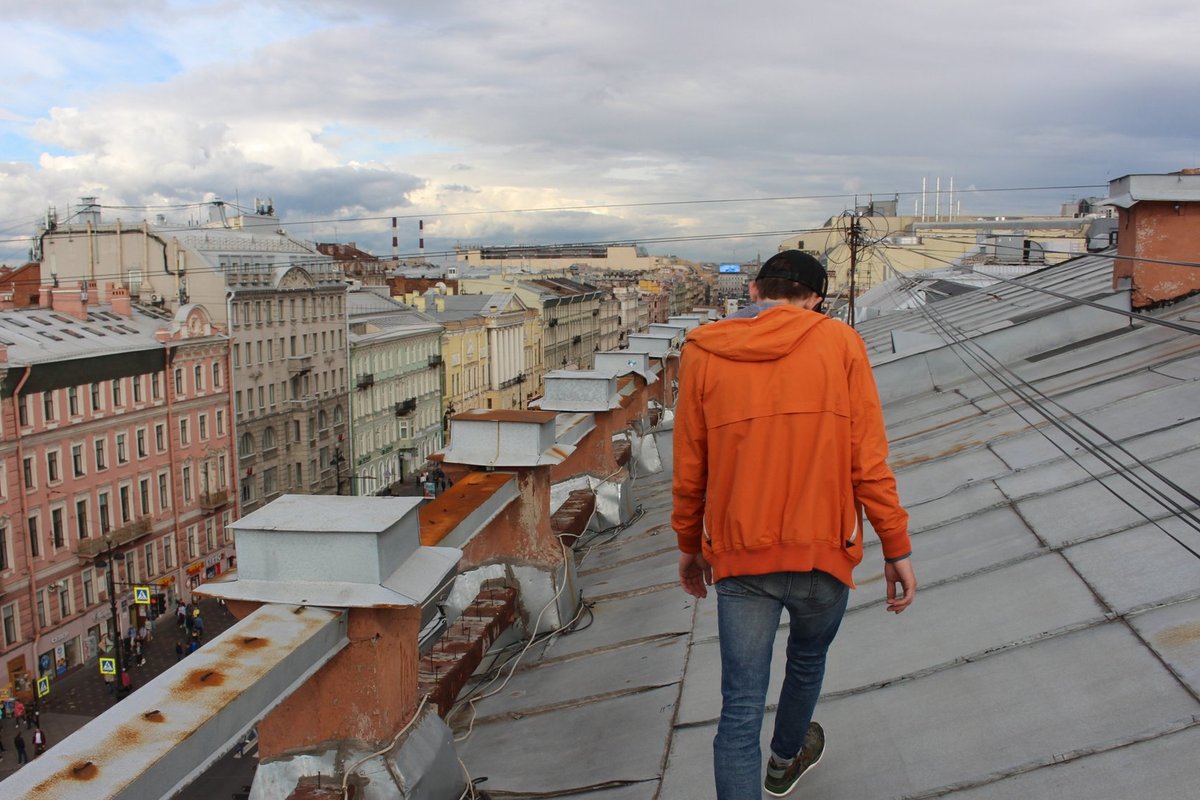 Полиция Петербурга задержала юношу, водившего нелегальные экскурсии по крышам