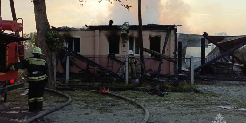 В Свердловской области при пожаре в частном доме погибли мужчина и две его малолетние внучки