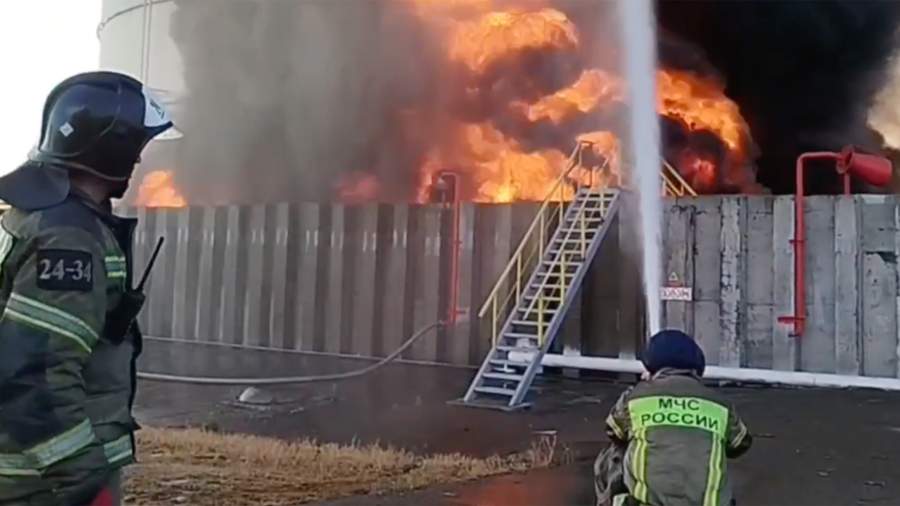 Пожар на нефтебазе в Ростовской области продолжается более суток