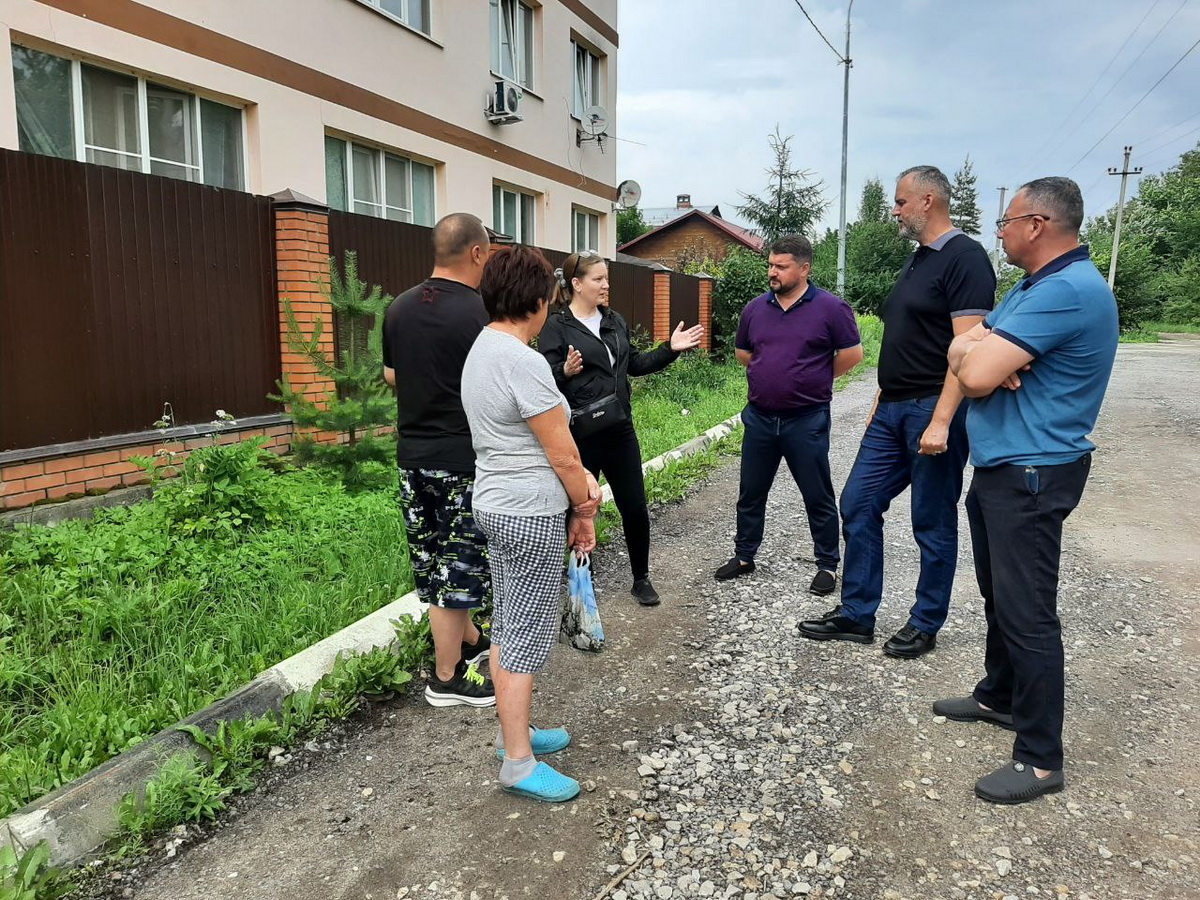 Замглавы г.о. Чехов проконтролировал ремонт дороги в Манушкино