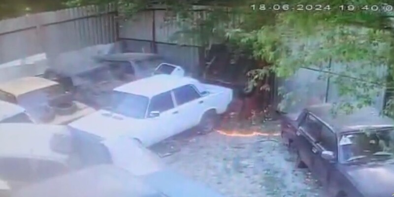 Читинский школьник поджег тополиный пух и спалил гаражный бокс с автомобилями автошколы