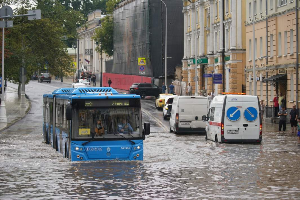 Ушла под воду: Тропические ливни накрыли Москву. Когда ждать тепла и солнца?