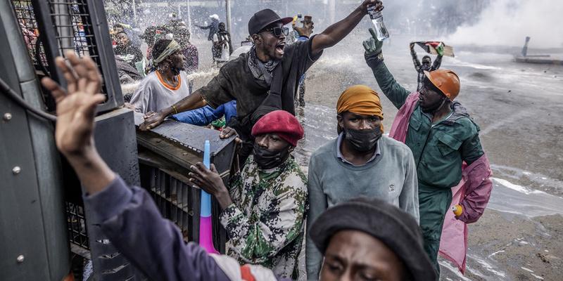 В столице Кении участники протестной акции штурмуют охваченное пожаром здание парламента