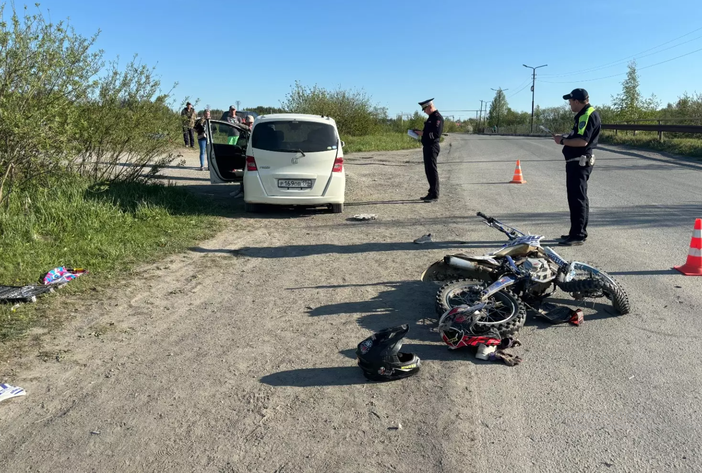 В Екатеринбурге должник пытался спрятать машину от приставов в сугробе