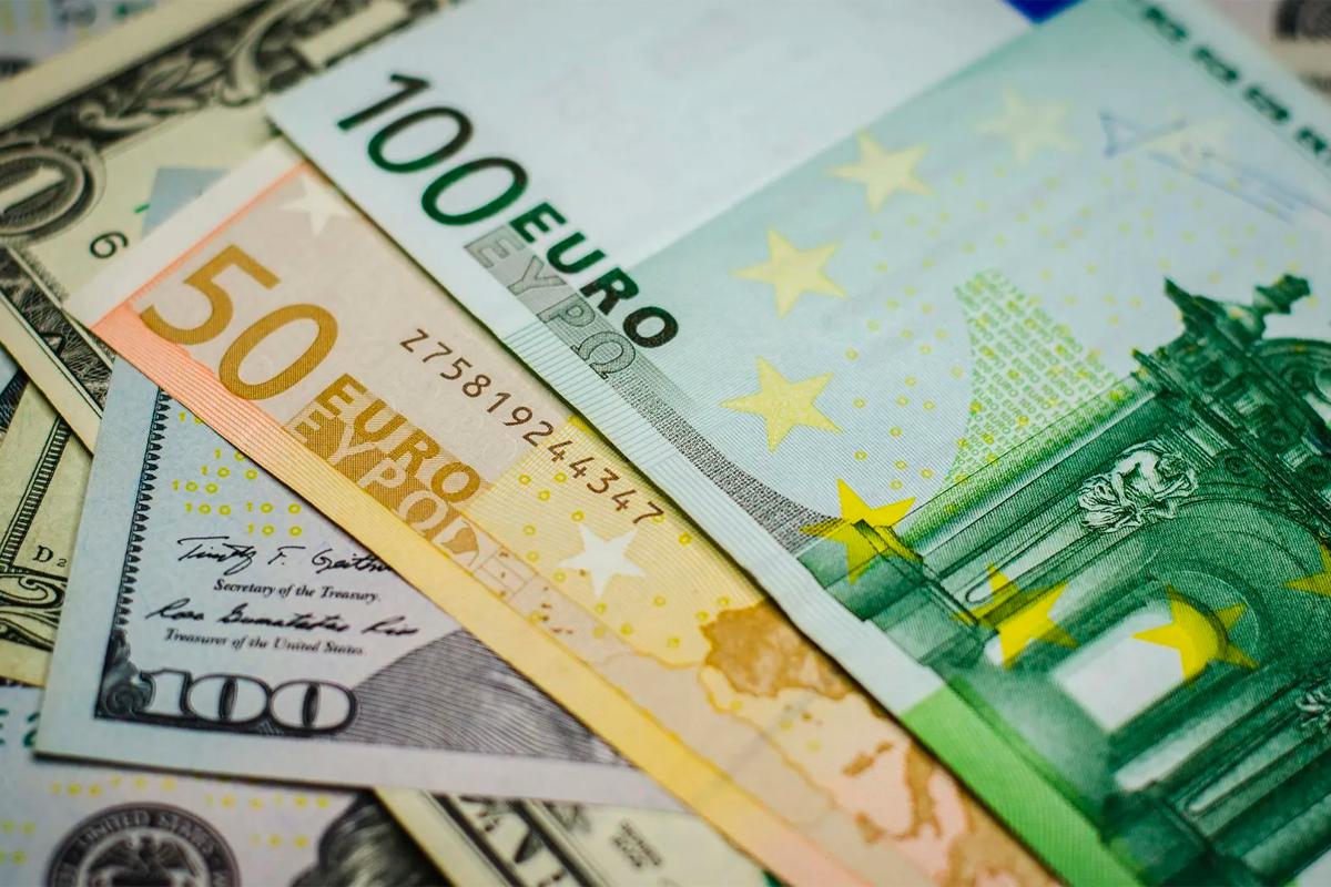 Аналитик указал на причины «восстановления сил» у доллара и евро