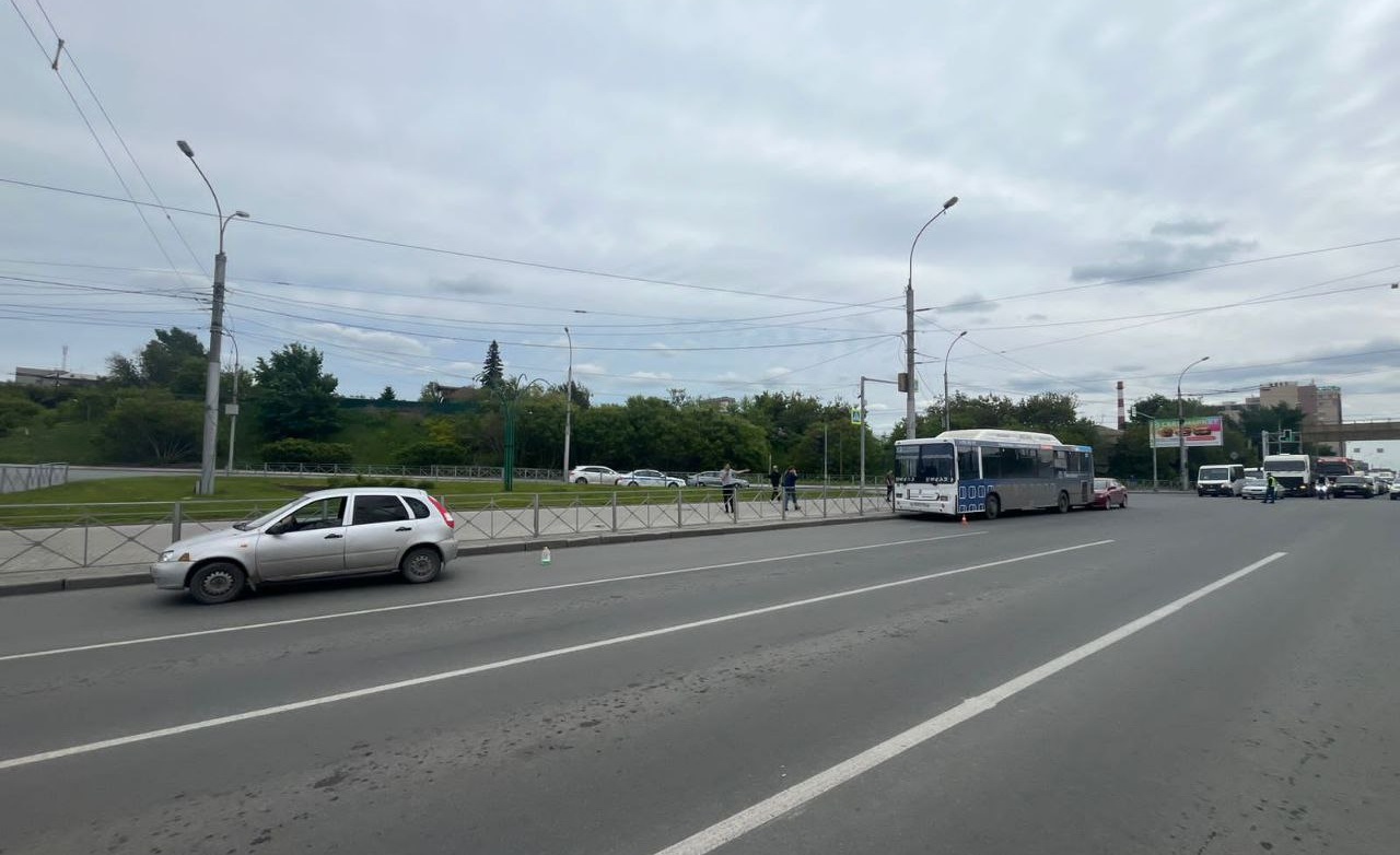 В Новосибирске Госавтоинспекция разбирается в обстоятельствах ДТП с  участием пассажирского автобуса