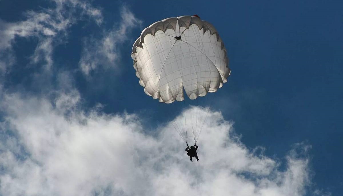 Под Волгоградом опытный парашютист разбился насмерть из-за неожиданного порыва ветра