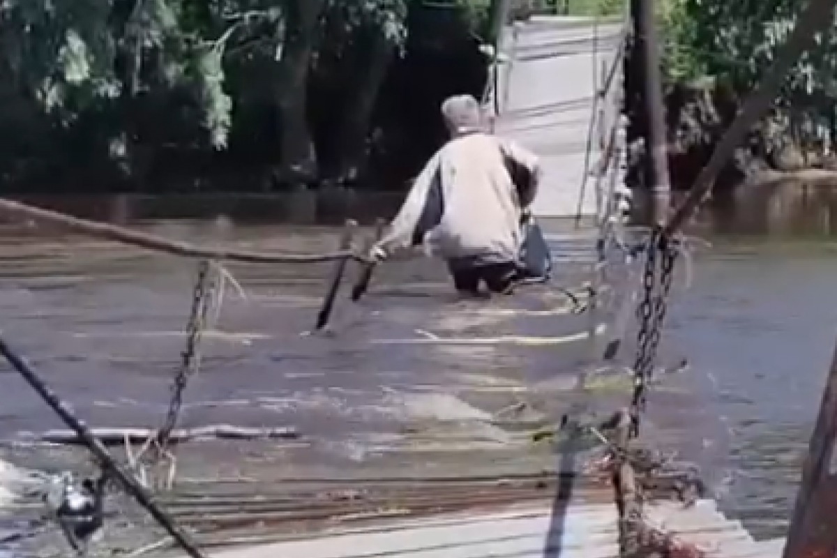 Частично затонувший мост в Омской области не останавливает жителей от его использования