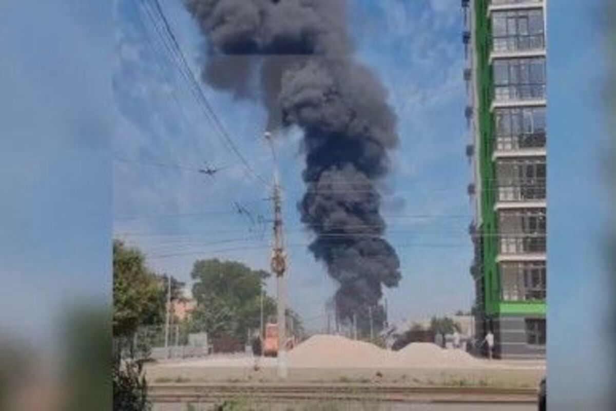 Площадь пожара на складе в Волгограде увеличилась до тысячи кв. м