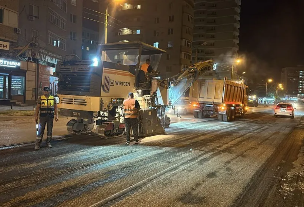 В Астрахани ночью снимали асфальт на оживленной магистрали