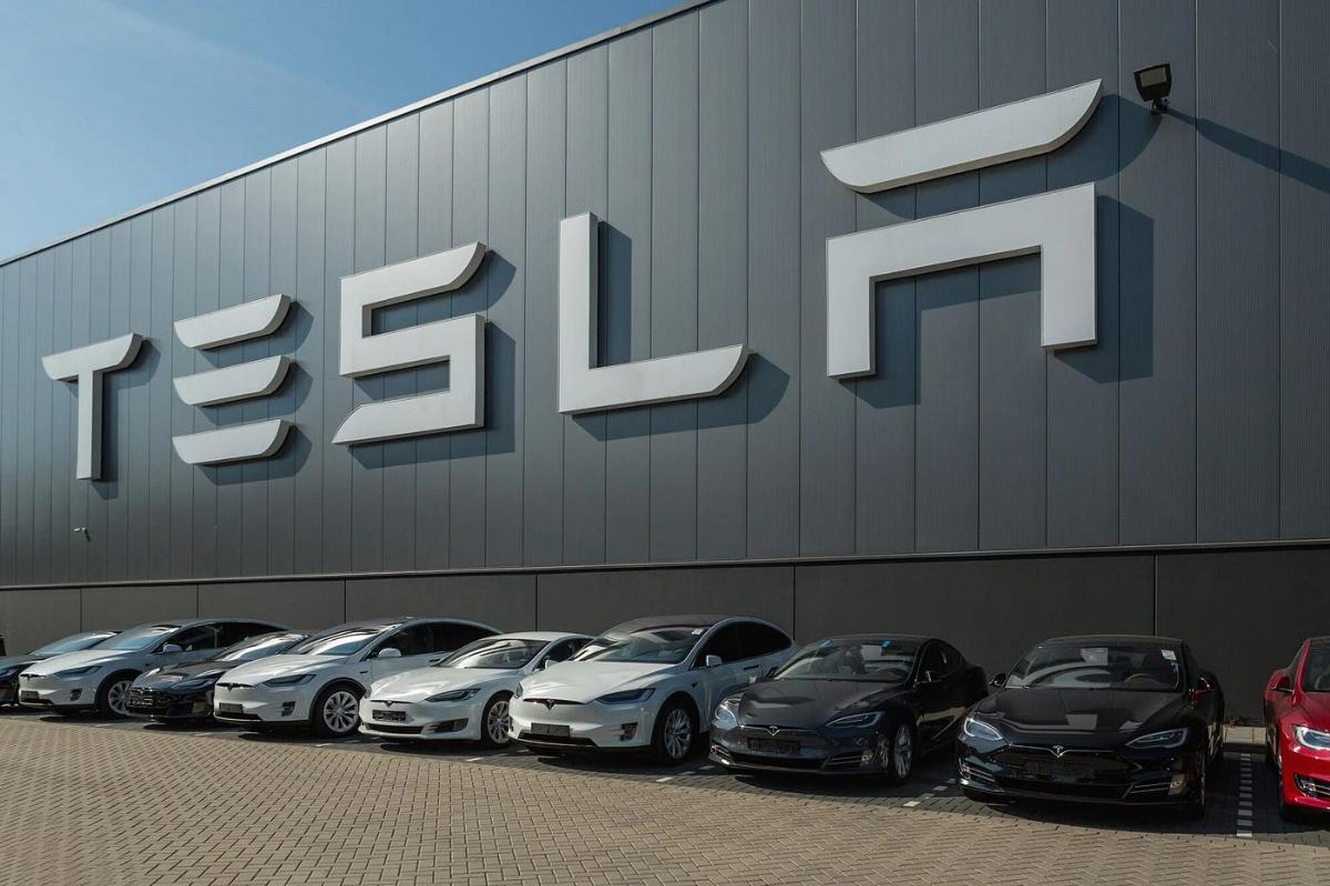 Акции Tesla рухнули на 8%: Илон Маск откладывает презентацию роботакси