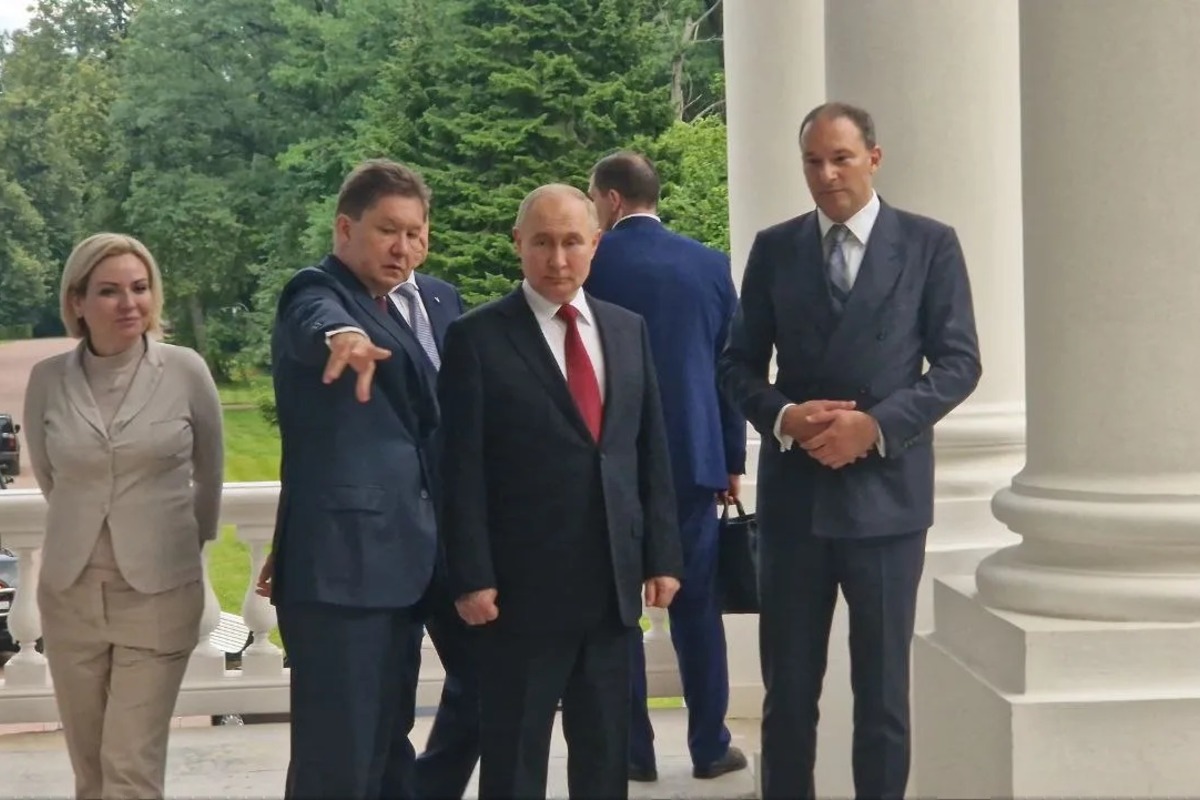 Путин посетил Ораниенбаум и Китайский дворец